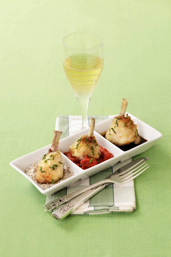 奶酪,红酒,葡萄酒,无人,竖图,俯视,室内,特写,白天,烹饪,西餐,杯子,餐具,绿色背景,阴影,反射,叉子,刀叉,刀子,碟子,高脚杯,盘,影子,鸡肉,肉,干酪,起司,料理,食品,红酒杯,白葡萄酒,酒类,芝士,一杯,营养,菜肴,美食,肉类,玻璃制品,酒,食物,饮料,三个,盘子,酒杯,碟,乳酪,西式,摄影,佳肴,影棚,乳制品,葡萄酒杯,餐刀,发酵,肉食,餐叉,玻璃杯,进餐用具,彩图,高角度拍摄,影棚拍摄,拍摄