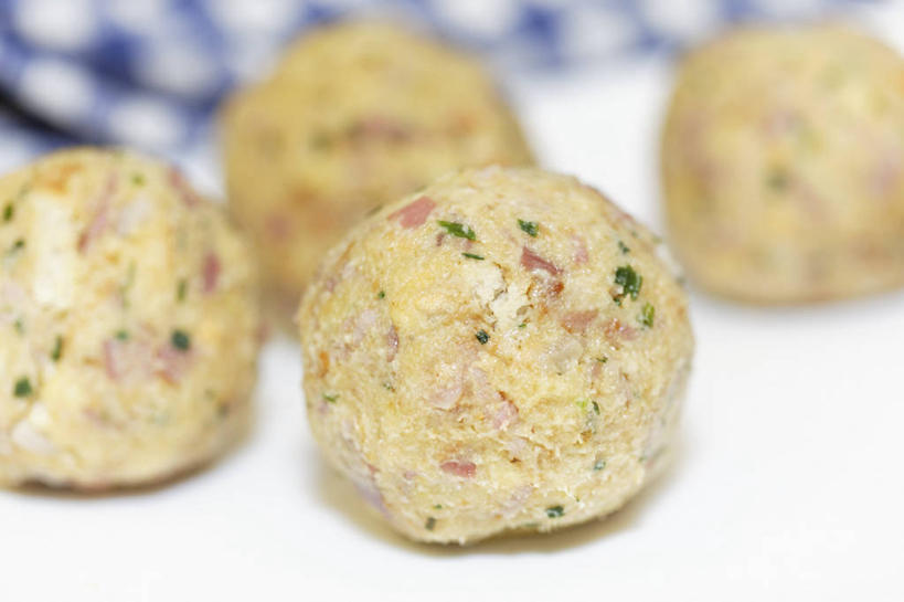 点心,汤团,无人,横图,俯视,室内,特写,白天,白色背景,阴影,朦胧,模糊,反射,方格,格子,影子,料理,食品,美食,食物,糕点,蓝色,餐巾,四个,中式,摄影,影棚,汤圆,元宵,保洁方巾,口布,彩图,高角度拍摄,影棚拍摄,拍摄