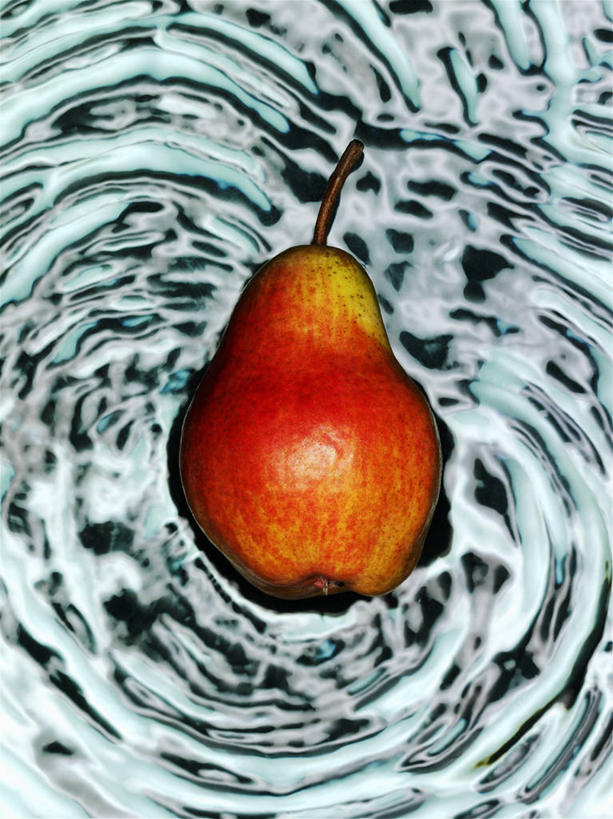 无人,竖图,俯视,室内,特写,白天,梨,水果,阴影,波纹,新鲜,反射,影子,生食,食品,果实,食物,一个,红色,黑色,水纹,波浪,香梨,摄影,有机食品,绿色食品,影棚,单个,生梨,彩图,高角度拍摄,影棚拍摄,拍摄