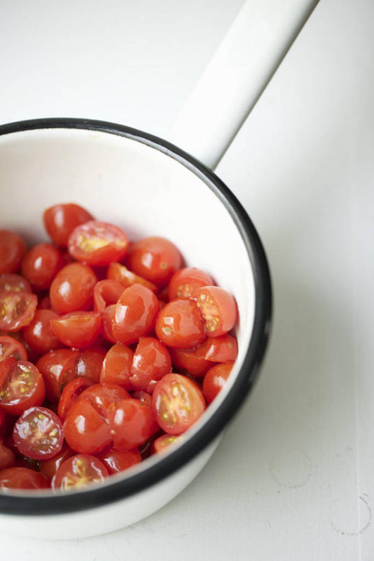 无人,竖图,俯视,室内,特写,白天,白色背景,烹饪,蔬菜,西红柿,小番茄,厨具,金属制品,一堆,许多,阴影,堆叠,堆积,新鲜,反射,金属,锅子,影子,食品,锅,食物,一个,红色,摄影,有机食品,绿色食品,影棚,单个,锅具,堆,烹饪用具,小西红柿,樱桃小番茄,珍珠小番茄,烹调用具,樱桃番茄,圣女果,番茄,烹调,彩图,高角度拍摄,影棚拍摄,拍摄