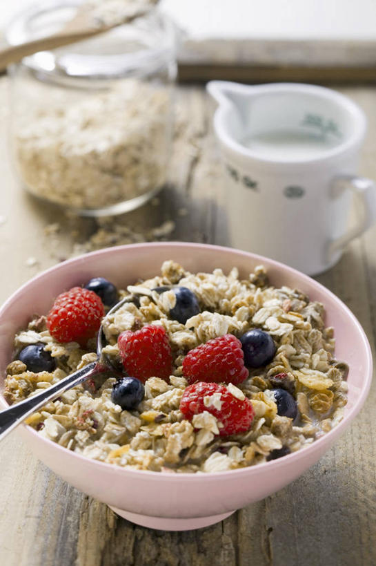 牛奶,无人,竖图,俯视,室内,特写,白天,早餐,桌面,桌子,浆果,蓝莓,水果,玻璃,阴影,朦胧,模糊,新鲜,反射,木制,影子,陶瓷,桑葚,桑椹,谷物,生食,食品,果实,陶瓷制品,饮品,营养,美食,饮食,玻璃制品,食物,饮料,玻璃瓶,木制品,瓶子,容器,碗,覆盆子,保健,摄影,有机食品,绿色食品,影棚,储藏,麦片,乳制品,奶,牛乳,储存,燕麦片,广口瓶,安神,山都柿,蓝浆果,蓝靛果,彩图,高角度拍摄,影棚拍摄,拍摄,贮存