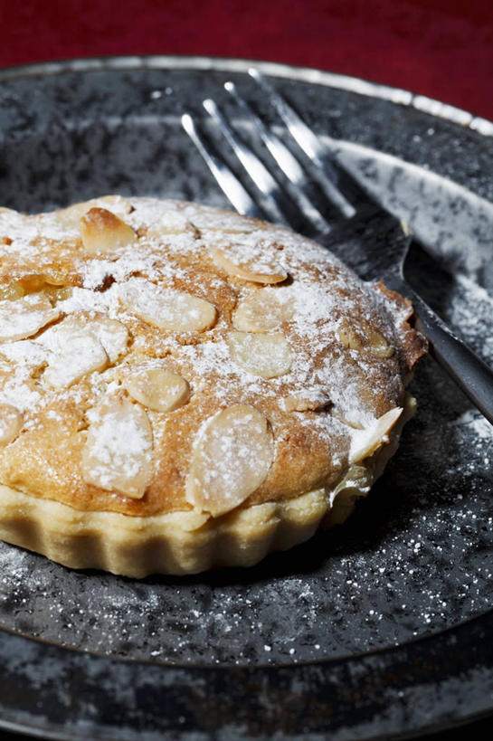 点心,无人,竖图,俯视,室内,特写,白天,下午茶,餐具,一把,阴影,红色背景,反射,叉子,碟子,盘,影子,调料,食品,糖,调味品,调味料,蛋挞,食物,糕点,一个,黑色,盘子,碟,摄影,影棚,单个,餐叉,蛋塔,进餐用具,彩图,高角度拍摄,影棚拍摄,拍摄