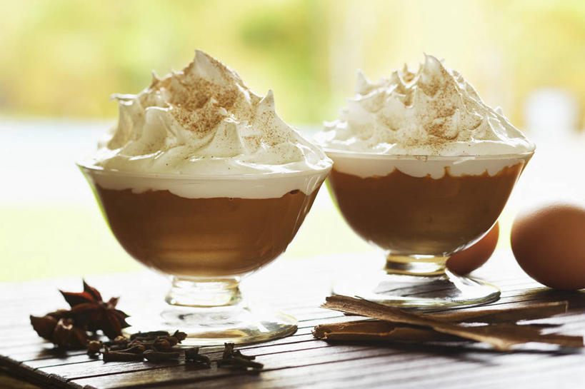 无人,横图,室内,特写,白天,正面,植物,桌面,桌子,杯子,朦胧,模糊,木制,高脚杯,蛋,鸡蛋,冰激凌,红酒杯,清凉,玻璃制品,树,树木,两个,绿色,自然,酒杯,木制品,冷饮,舒服,冰淇淋,生长,成长,解暑,葡萄酒杯,解渴,雪糕,舒爽,冰糕,卵,消暑,玻璃杯,彩图