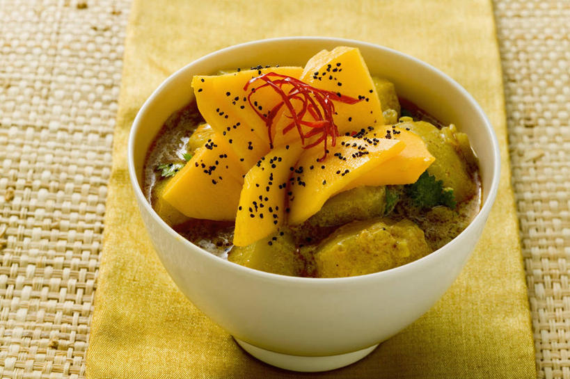 咖哩,无人,横图,俯视,室内,特写,白天,烹饪,植物,桌面,桌子,罂粟,芒果,水果,纺织品,阴影,新鲜,反射,木制,布,影子,陶瓷,调料,生食,料理,食品,果实,草药,陶瓷制品,织物,调味品,调味料,咖喱,菜肴,美食,中药,食物,一个,木制品,容器,碗,佳肴,有机食品,绿色食品,单个,储藏,布匹,毒品,储存,药材,中草药,中药材,本草,止痛,镇静,安眠,印度菜,印度料理,卡其布,罂粟花,望果,蜜望,檬果,闷果,漭果,杧果,庵波罗果,彩图,高角度拍摄,贮存