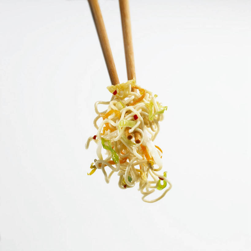 面食,面条,无人,方图,室内,特写,白天,白色背景,正面,筷子,桌面,桌子,蔬菜,餐具,一双,阴影,新鲜,反射,木制,影子,面,食品,文化,传统,食物,木制品,摄影,有机食品,绿色食品,影棚,礼节,礼仪,进餐用具,彩图,影棚拍摄,拍摄