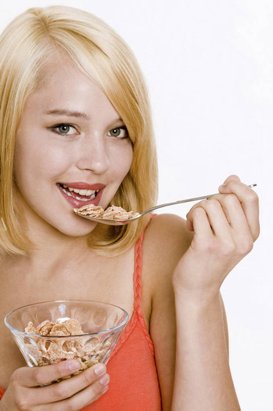 点心,西方人,脸,头,脸颊,手,一个人,笑,微笑,露齿笑,竖图,室内,特写,白天,白色背景,正面,玉米,蔬菜,吊带,玻璃,欧洲,欧洲人,双手,仅一个年轻女性,仅一个女性,仅一个人,握,服装,新鲜,棒子,勺子,玉米片,玉蜀黍,食品,拿,拿着,注视,吊带衫,玻璃制品,食物,一个,衣服,容器,调羹,汤匙,碗,快餐,零食,观察,看,手部,握着,摄影,服饰,有机食品,绿色食品,影棚,单个,观看,储藏,苞米,察看,衣着,储存,穿着,关注,苞芦,垃圾食品,苞谷,包谷,大蜀黍,番麦,薏米包,玉高粱,玉麦,珍珠米,衣饰,年轻女性,女人,女性,白种人,头部,脸部,脸蛋,面部,半身,彩图,影棚拍摄,拍摄,贮存