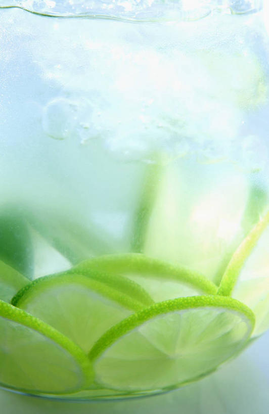 无人,竖图,俯视,室内,特写,白天,幸福,茶,桌面,桌子,柠檬,水果,玻璃,阴影,朦胧,模糊,新鲜,反射,木制,壶,影子,生食,食品,果实,娱乐,玻璃制品,水壶,食物,饮料,茶壶,木制品,容器,享受,休闲,温馨,放松,乐趣,有机食品,绿色食品,柠檬茶,舒适,酸橙,代代,益母果,柠果,橙子,橙,彩图,高角度拍摄