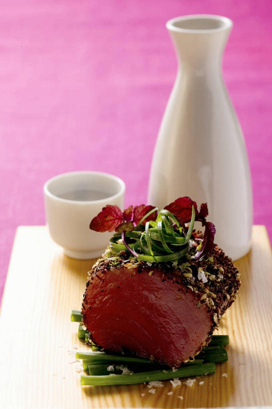 海鲜,米饭,清酒,寿司,无人,竖图,俯视,室内,特写,白天,烹饪,桌面,桌子,杯子,阴影,粉色背景,反射,木制,鱼,影子,陶瓷,日本料理,料理,食品,案板,陶瓷制品,酒类,饭,鲔鱼,水产,金枪鱼,菜肴,美食,鱼类,海洋生物,酒,酒瓶,砧板,食物,饮料,一个,木制品,瓶子,水杯,日式料理,日式,摄影,佳肴,影棚,单个,五谷,吞拿鱼,水生动物,海产品,醋饭,水生物,海底动物,四喜饭,茶杯,彩图,高角度拍摄,影棚拍摄,拍摄,清酒瓶