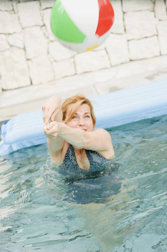 西方人,一个人,体育馆,游泳池,站,举,笑,微笑,露齿笑,竖图,俯视,室外,白天,泳装,比基尼,游戏,水,玩具,欧洲,欧洲人,仅一个年轻女性,仅一个女性,仅一个人,墙,水池,水面,玩,注视,娱乐,泳池,墙壁,墙面,球,观察,看,托,站着,休闲,益智,观看,活动,察看,游泳馆,发泄,关注,消遣,智力,宣泄,年轻女性,女人,女性,白种人,举起,举手,举着,玩耍,嬉戏,向上举,向上伸,向上托,站立,半身,彩图,高角度拍摄,三点式,泳衣