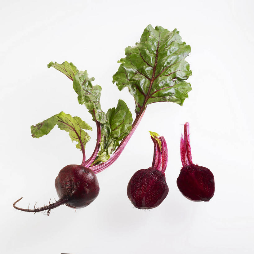 无人,方图,俯视,室内,特写,白天,白色背景,桌面,桌子,蔬菜,叶子,阴影,新鲜,反射,木制,影子,食品,绿叶,食物,木制品,嫩叶,摄影,有机食品,绿色食品,影棚,根甜菜,红菜头,甜菜根,菾菜,紫菜头,糖萝卜,叶,叶片,彩图,高角度拍摄,影棚拍摄,拍摄