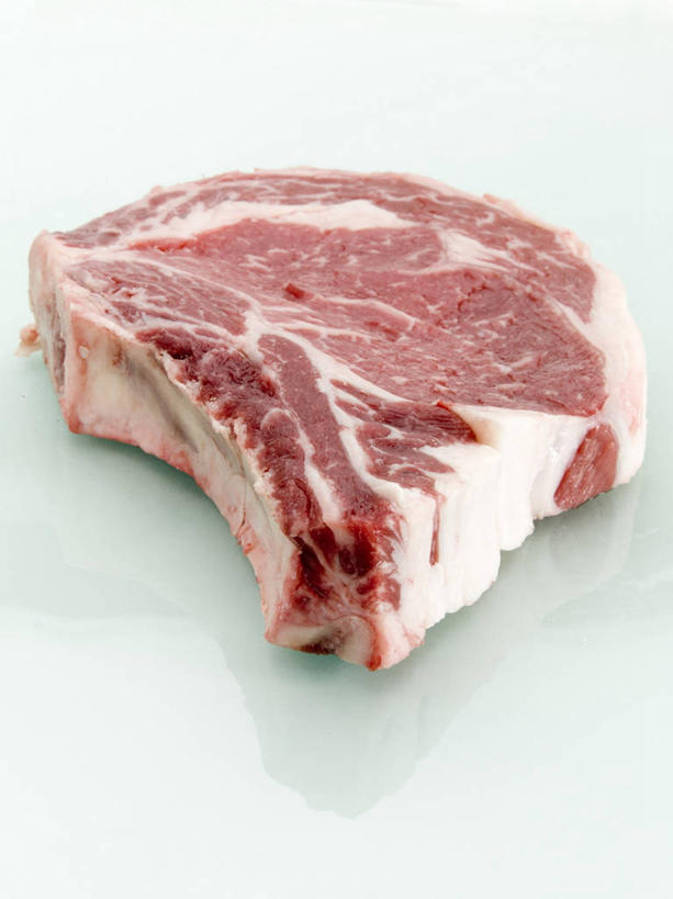 骨骼,无人,竖图,俯视,室内,特写,白天,白色背景,桌面,桌子,一块,阴影,反射,纹路,木制,纹理,影子,肉,牛肉,骨头,肉类,红色,木制品,摄影,影棚,骨架,肉食,肌理,彩图,高角度拍摄,影棚拍摄,拍摄