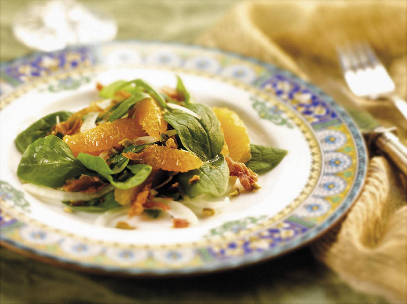 无人,横图,俯视,室内,特写,白天,桌面,桌子,菠菜,蔬菜,洋葱,餐具,纺织品,金属制品,阴影,朦胧,模糊,新鲜,反射,金属,木制,布,叉子,刀叉,刀子,碟子,盘,影子,肉,生食,蔬菜沙拉,沙拉,食品,织物,色拉,猪肉,沙律,肉类,食物,一个,盘子,木制品,碟,有机食品,绿色食品,单个,色拉酱,布匹,玉葱,餐刀,千岛酱,肉食,餐叉,豚肉,卡其布,进餐用具,圆葱,鹦鹉菜,洋葱头,鼠根菜,球葱,角菜,红嘴绿鹦哥,葱头,赤根菜,菠薐菜,波斯草,彩图,高角度拍摄