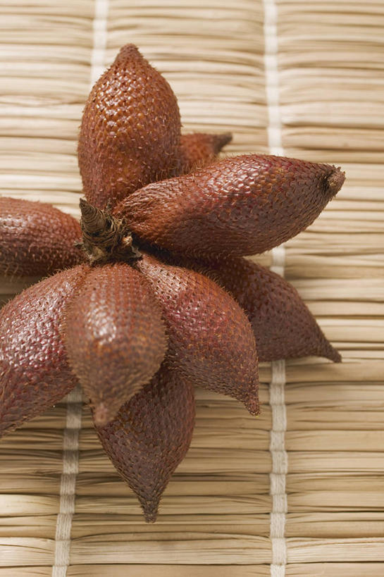 无人,竖图,俯视,室内,特写,白天,桌面,桌子,水果,阴影,新鲜,反射,木制,影子,生食,食品,果实,食物,木制品,有机食品,绿色食品,蛇皮果,彩图,高角度拍摄