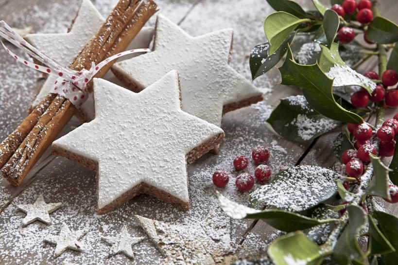 点心,无人,横图,俯视,室内,特写,白天,植物,桌面,桌子,叶子,圣诞节,阴影,节日,庆祝,装饰,反射,木制,粉末,纹理,影子,星星,调料,调味,香料,佐料,食品,糖,绿叶,肉桂,调味品,曲奇,调味料,文化,食物,绿色,木制品,饼干,零食,庆典,星形,嫩叶,粉,冬青,纪念,希望,华丽,修饰,点缀,配料,生命,五角形,曲奇饼,桂皮,曲奇饼干,肌理,槲寄生,冻青,作料,衬托,美观,雅致,雅观,官桂,牡桂,筒桂,香桂,玉桂,粉状,粉剂,丰饶,叶,叶片,叶脉,五角星,彩图,高角度拍摄