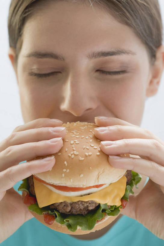 点心,面包,奶酪,西方人,脸,头,脸颊,手,一个人,闭眼,吃,竖图,室内,特写,白天,白色背景,正面,烹饪,西餐,餐桌,桌子,蔬菜,西红柿,欧洲,欧洲人,双手,仅一个年轻女性,仅一个女性,仅一个人,握,服装,新鲜,生菜,莴苣,肉,芝麻,干酪,汉堡,牛肉,起司,料理,食品,面点,芝士,营养,拿,拿着,休闲装,菜肴,美食,肉类,食物,糕点,一个,衣服,快餐,休闲,手部,休闲服,乳酪,西式,握着,摄影,服饰,佳肴,有机食品,绿色食品,影棚,单个,餐台,乳制品,发酵,肉食,西式快餐,垃圾食品,脂麻,胡麻,白麻,巨胜子,春菜,鹅仔菜,莴仔菜,千金菜,油麻,叶用莴苣,年轻女性,女人,女性,白种人,头部,脸部,脸蛋,面部,番茄,闭眼睛,闭着眼,闭着眼睛,嚼,食,半身,彩图,影棚拍摄,拍摄