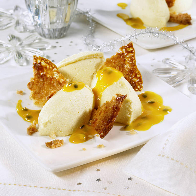 点心,汤团,无人,方图,俯视,室内,特写,白天,桌面,桌子,餐具,水果,阴影,朦胧,模糊,新鲜,芳香,反射,木制,碟子,盘,影子,生食,料理,食品,甜点,甜品,果实,慕斯蛋糕,美食,食物,糕点,盘子,木制品,碟,百香果,甜食,零食,香草,中式,西番莲,有机食品,绿色食品,慕斯,吉祥,百里香,麝香草,汤圆,如意,勇气,鸡蛋果,受难果,巴西果,勇敢,元宵,地椒,自尊,不屈,平安,彩图,高角度拍摄