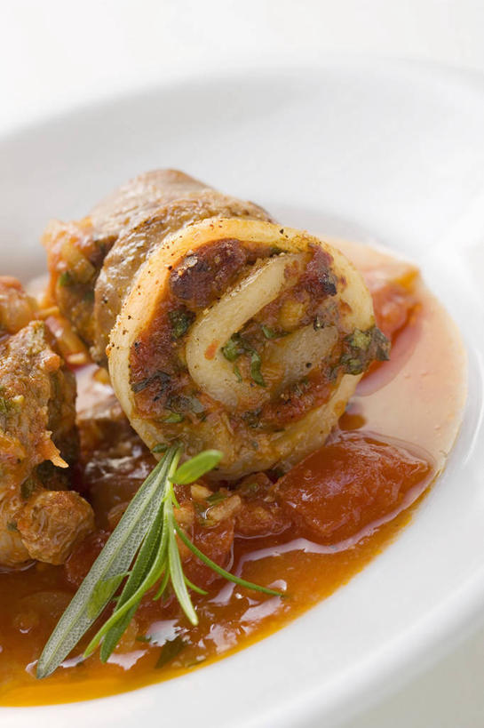 无人,竖图,俯视,室内,特写,白天,白色背景,桌面,桌子,蔬菜,蒜,西红柿,阴影,朦胧,模糊,新鲜,反射,木制,影子,陶瓷,调料,酱料,酱汁,茄汁,肉,佐料,食品,陶瓷制品,调味品,调味料,蒜头,番茄酱,猪肉,酱,肉类,食物,一个,木制品,容器,碗,摄影,有机食品,绿色食品,影棚,单个,储藏,储存,五花肉,肉食,豚肉,胡蒜,肋条肉,三层肉,番茄,大蒜,彩图,高角度拍摄,影棚拍摄,拍摄,贮存