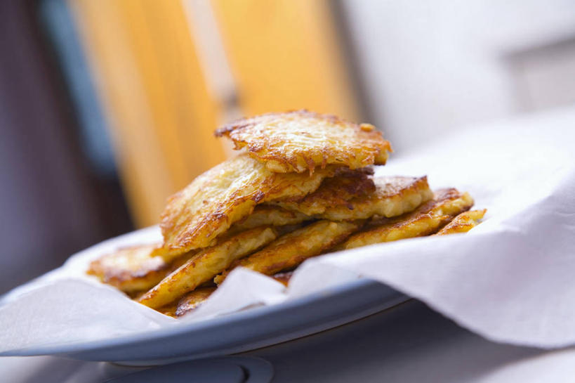 点心,煎饼,无人,横图,俯视,室内,特写,白天,桌面,桌子,蔬菜,土豆,餐具,一堆,阴影,堆叠,堆积,朦胧,模糊,新鲜,反射,木制,碟子,盘,影子,食品,文化,饼,小吃,食物,糕点,一个,盘子,木制品,碟,纸巾,甜食,有机食品,绿色食品,单个,堆,馍馍蛋,洋芋,山药蛋,马铃薯,彩图,高角度拍摄