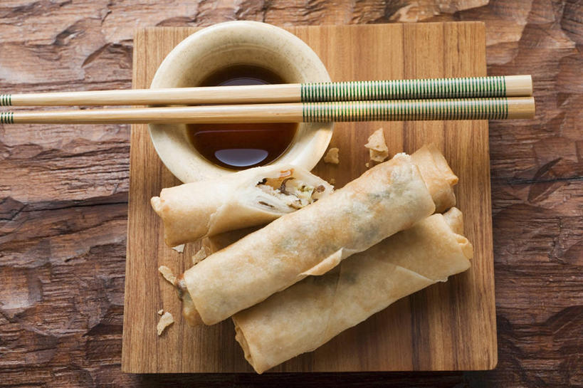 点心,无人,横图,俯视,室内,特写,白天,筷子,桌面,桌子,餐具,一双,阴影,反射,木制,影子,陶瓷,调料,料理,食品,面点,案板,陶瓷制品,调味品,调味料,文化,传统,酱油,春卷,美食,砧板,食物,三个,一个,木制品,容器,碗,中式,单个,储藏,礼节,储存,薄饼,礼仪,春饼,豉油,进餐用具,彩图,高角度拍摄,贮存