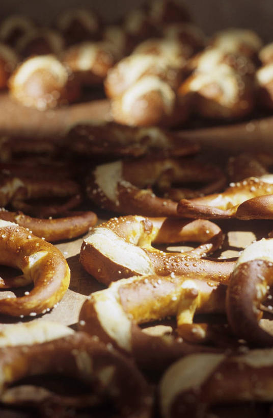 点心,面包,无人,竖图,俯视,室内,特写,白天,桌面,桌子,一堆,许多,阴影,堆叠,堆积,朦胧,模糊,反射,木制,影子,食品,面点,很多,凌乱,食物,糕点,木制品,堆,混乱,纷乱,缭乱,庞杂,彩图,高角度拍摄