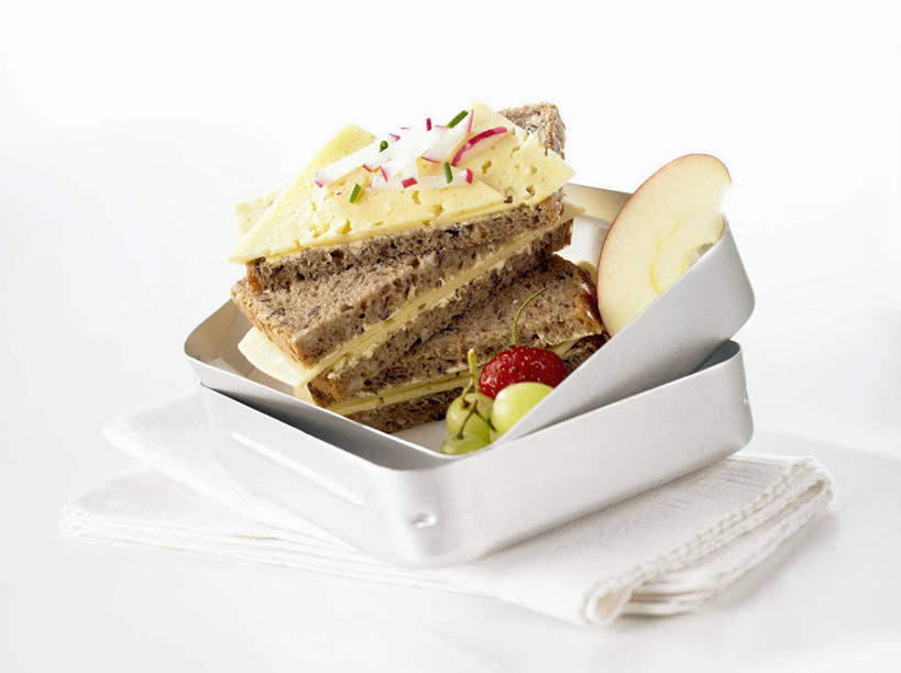 点心,面包,奶酪,无人,横图,俯视,室内,特写,白天,白色背景,烹饪,西餐,桌面,桌子,苹果,水果,纺织品,阴影,新鲜,反射,木制,布,影子,塑料,生食,干酪,起司,三明治,料理,食品,面点,果实,织物,芝士,营养,菜肴,美食,盒子,食物,糕点,木制品,容器,塑料制品,快餐,乳酪,西式,摄影,佳肴,有机食品,绿色食品,影棚,储藏,布匹,乳制品,储存,发酵,西式快餐,三文治,卡其布,彩图,高角度拍摄,影棚拍摄,拍摄,贮存