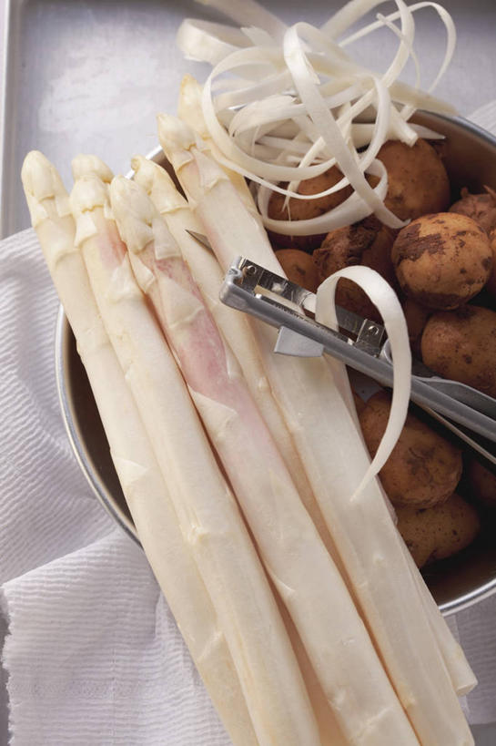 无人,竖图,俯视,室内,特写,白天,桌面,桌子,芦笋,蔬菜,金属制品,阴影,朦胧,模糊,新鲜,反射,金属,木制,工具,影子,陶瓷,食品,刀具,陶瓷制品,食物,一个,白色,木制品,容器,碗,刀,有机食品,绿色食品,单个,储藏,储存,削皮器,去皮,猪尾巴,药鸡豆子,石刁柏,蚂蚁杆,龙须菜,狼尾巴根,彩图,高角度拍摄,贮存