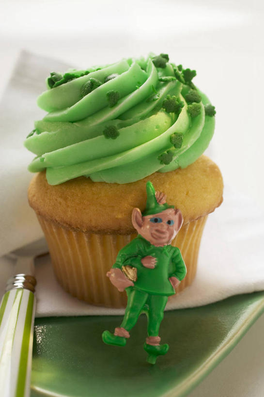 点心,无人,竖图,俯视,室内,特写,白天,下午茶,桌面,桌子,雕塑,阴影,艺术,装饰,反射,木制,雕刻,雕像,影子,食品,甜点,甜品,松饼,食物,糕点,一个,绿色,木制品,工艺品,纸巾,甜食,奶油,单个,纪念,纸托,美术,乳制品,主题,陈列,功能,美学,激凌,克林姆,淇淋,玛芬蛋糕,蛋糕托,蛋糕托纸,蛋糕纸托,彩图,高角度拍摄