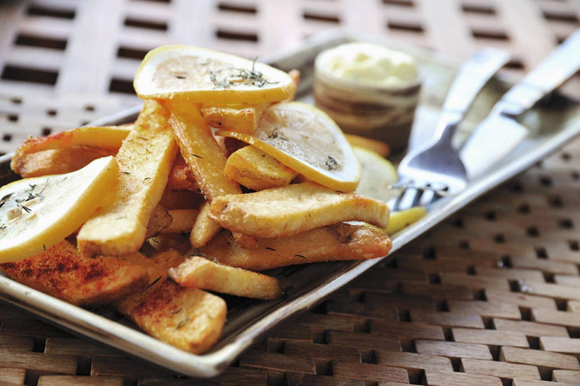 无人,横图,俯视,室内,特写,白天,烹饪,西餐,餐桌,桌面,桌子,蔬菜,土豆,餐具,金属制品,阴影,朦胧,模糊,新鲜,反射,金属,木制,叉子,刀叉,刀子,碟子,盘,影子,料理,食品,薯条,菜肴,美食,食物,一个,盘子,木制品,碟,快餐,西式,佳肴,有机食品,绿色食品,单个,餐台,餐刀,西式快餐,垃圾食品,餐叉,馍馍蛋,进餐用具,洋芋,山药蛋,马铃薯,彩图,高角度拍摄