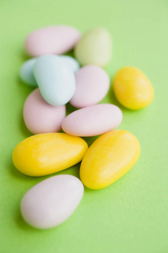 无人,竖图,俯视,室内,特写,白天,桌面,桌子,杏仁,复活节,一堆,许多,绿色背景,阴影,堆叠,堆积,节日,庆祝,反射,木制,影子,食品,糖,糖果,甜点,甜品,软糖,很多,文化,食物,木制品,甜食,庆典,摄影,影棚,纪念,堆,杏子,杏梅仁,杏核仁,木落子,苦杏仁,彩图,高角度拍摄,影棚拍摄,拍摄