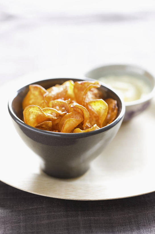 无人,竖图,俯视,室内,特写,白天,桌面,桌子,红薯,蔬菜,阴影,朦胧,模糊,新鲜,反射,木制,影子,陶瓷,山药,食品,陶瓷制品,食物,两个,木制品,容器,碗,有机食品,绿色食品,储藏,储存,薯蓣,怀山药,淮山药,玉延,山薯,山芋,甘薯,番薯,地瓜,彩图,高角度拍摄,贮存