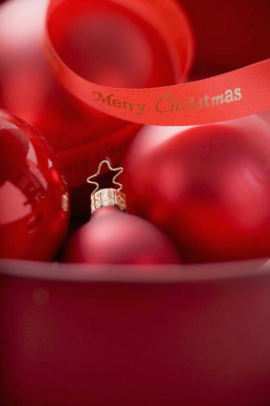 无人,竖图,俯视,室内,特写,白天,桌面,桌子,静物,圣诞节,一堆,许多,阴影,堆叠,堆积,节日,朦胧,模糊,庆祝,装饰,反射,木制,挂饰,丝绸,丝带,影子,缎带,圣诞球,很多,文化,绸带,球,红色,木制品,庆典,球体,纪念,堆,华丽,修饰,点缀,衬托,美观,雅致,雅观,彩图,高角度拍摄