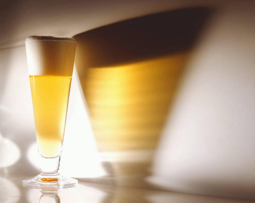 啤酒,无人,横图,室内,特写,白天,正面,餐桌,桌子,杯子,阴影,朦胧,模糊,反射,影子,酒类,一杯,玻璃制品,酒,饮料,酒杯,啤酒杯,餐台,玻璃杯,彩图