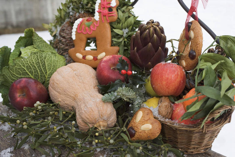 点心,无人,交叉,横图,俯视,室内,特写,白天,餐桌,桌子,竹子,苹果,南瓜,蔬菜,椰菜,卷心菜,水果,圣诞节,一堆,许多,阴影,堆叠,堆积,竹制,节日,庆祝,新鲜,编织,反射,篮子,影子,金瓜,朝鲜蓟,食品,甜点,很多,文化,番瓜,食物,糕点,一个,竹篮,饼干,甜食,零食,庆典,洋蓟,甘蓝,有机食品,绿色食品,单个,餐台,纪念,竹条,堆,麦瓜,倭瓜,交织,竹制品,皱叶甘蓝,姜饼,穿插,皱叶包菜,皱叶洋白菜,皱叶椰菜,皱叶圆白菜,德式姜饼,结球甘蓝,甘兰,包心菜,彩图,高角度拍摄,菜蓟,法国百合,球洋蓟,蔬菜之皇,洋百合