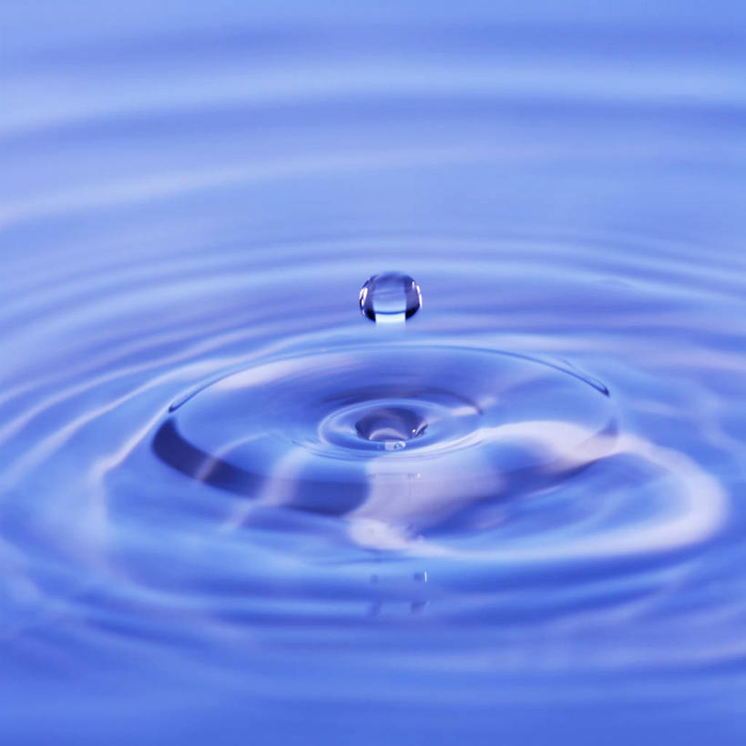 无人,方图,俯视,室内,特写,白天,水,阴影,波纹,飞溅,蓝色背景,溅,透明,反射,圆形,液体,影子,水滴,涟漪,水珠,蓝色,水纹,波浪,摄影,影棚,喷洒,水晕,理智,沉静,冷色,高深,冷淡,彩图,高角度拍摄,影棚拍摄,拍摄