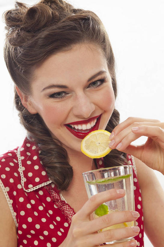 西方人,脸,头,脸颊,手,一个人,笑,微笑,露齿笑,竖图,室内,特写,白天,白色背景,正面,幸福,茶,柠檬,杯子,水果,欧洲,欧洲人,双手,仅一个年轻女性,仅一个女性,仅一个人,切开,握,服装,新鲜,生食,食品,果实,一杯,拿,拿着,注视,娱乐,肩膀,玻璃制品,食物,饮料,衣服,红色,水杯,观察,看,切,享受,休闲,温馨,手部,放松,乐趣,握着,摄影,服饰,有机食品,绿色食品,影棚,观看,柠檬茶,察看,舒适,衣着,穿着,关注,剖面,切面,衣饰,年轻女性,女人,女性,白种人,头部,脸部,脸蛋,面部,玻璃杯,益母果,柠果,半身,彩图,影棚拍摄,拍摄