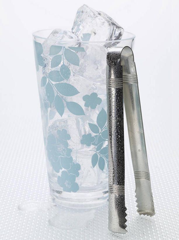 无人,竖图,室内,特写,白天,白色背景,正面,餐桌,桌子,杯子,一堆,许多,阴影,堆叠,堆积,反射,影子,冰,冰块,很多,冷冻,玻璃制品,两个,夹子,水杯,寒冷,摄影,影棚,冷藏,餐台,堆,冰冷,食品夹,食物夹,面包夹,意粉夹,保鲜,玻璃杯,彩图,影棚拍摄,拍摄