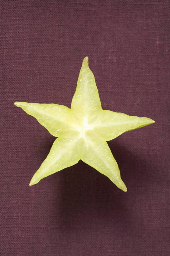 无人,竖图,俯视,室内,特写,白天,餐桌,桌子,水果,一片,切开,阴影,新鲜,反射,影子,星星,生食,食品,果实,食物,绿色,杨桃,切,星形,摄影,有机食品,绿色食品,影棚,餐台,五敛子,三廉子,阳桃,洋桃,剖面,五角形,切面,五角星,彩图,高角度拍摄,影棚拍摄,拍摄