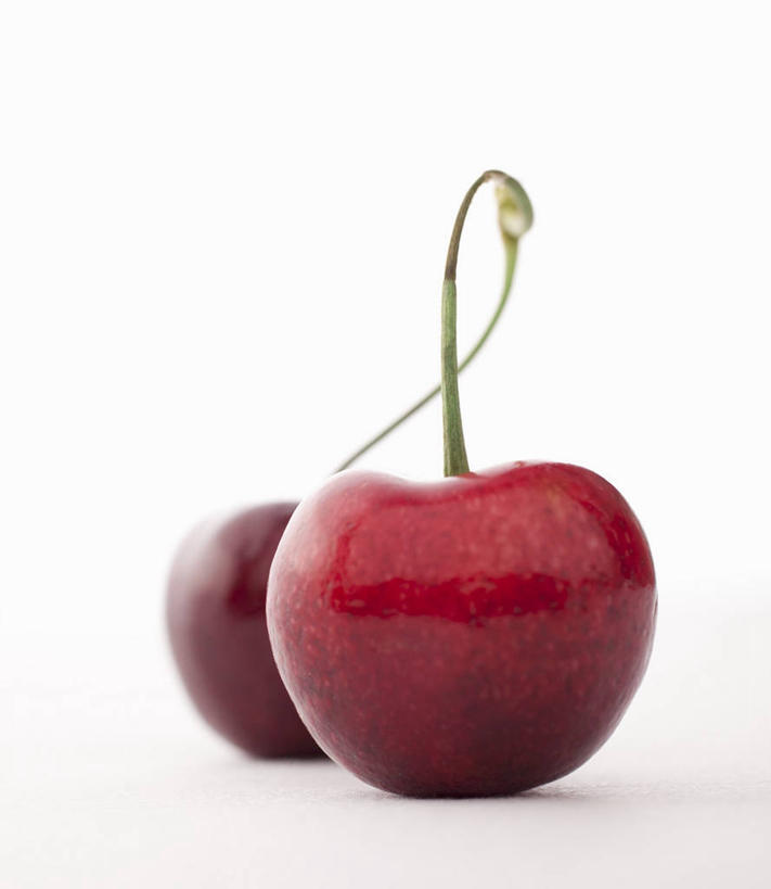 无人,竖图,室内,特写,白天,白色背景,正面,餐桌,桌子,樱桃,水果,阴影,新鲜,反射,影子,生食,食品,果实,两颗,食物,红色,摄影,有机食品,绿色食品,影棚,餐台,樱珠,莺桃,英桃,楔桃,牛桃,荆桃,彩图,影棚拍摄,拍摄