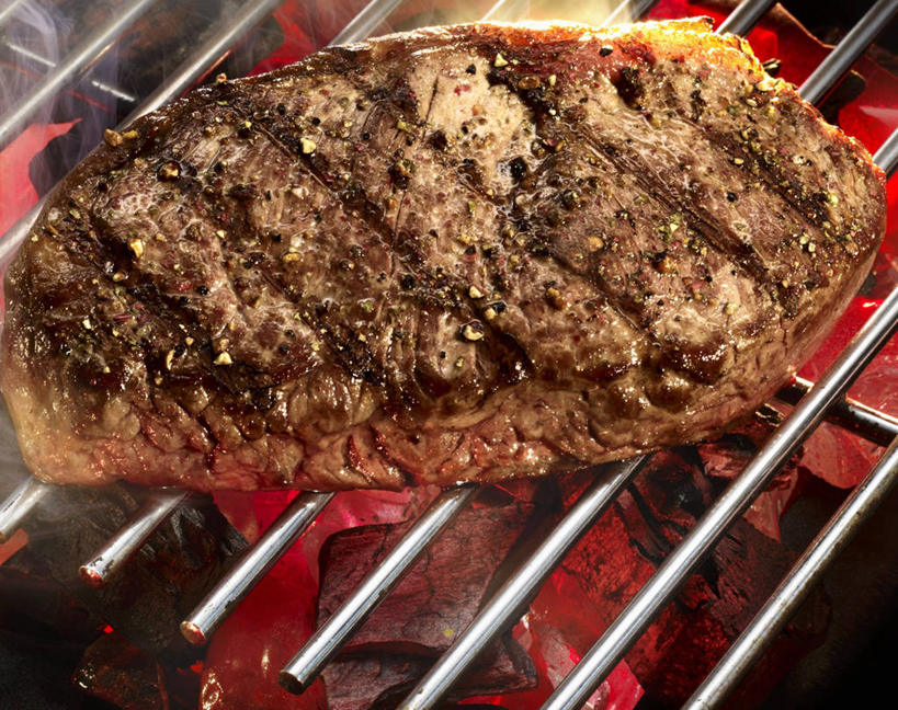 无人,横图,俯视,室内,特写,白天,烹饪,烧烤,西餐,煤炭,餐桌,桌子,一块,阴影,反射,影子,肉,牛排,牛肉,料理,食品,烤架,烤肉,菜肴,美食,肉类,食物,红色,铁架,西式,佳肴,能源,餐台,燃料,煤,能量,肉食,煤矿,矿业,化石燃料,彩图,高角度拍摄