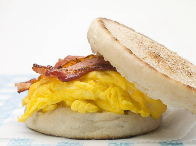 点心,面包,奶酪,无人,横图,俯视,室内,特写,白天,餐桌,桌子,切开,阴影,反射,影子,蛋,鸡蛋,肉,干酪,起司,食品,面点,芝士,营养,猪肉,肉类,食物,糕点,切,乳酪,餐台,乳制品,发酵,剖面,肉食,小圆面包,切面,豚肉,草鸡蛋,卵,彩图,高角度拍摄