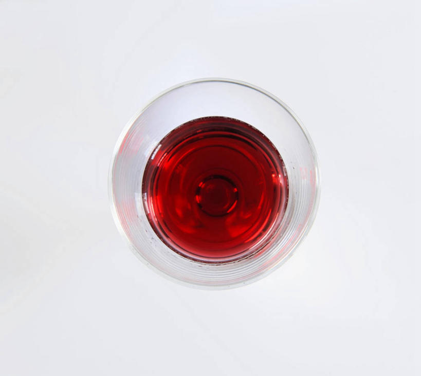 红酒,葡萄酒,无人,横图,俯视,室内,特写,白天,白色背景,餐桌,桌子,杯子,阴影,反射,高脚杯,影子,红酒杯,酒类,一杯,玻璃制品,酒,饮料,一个,酒杯,红葡萄酒,摄影,影棚,单个,餐台,葡萄酒杯,玻璃杯,彩图,高角度拍摄,影棚拍摄,拍摄