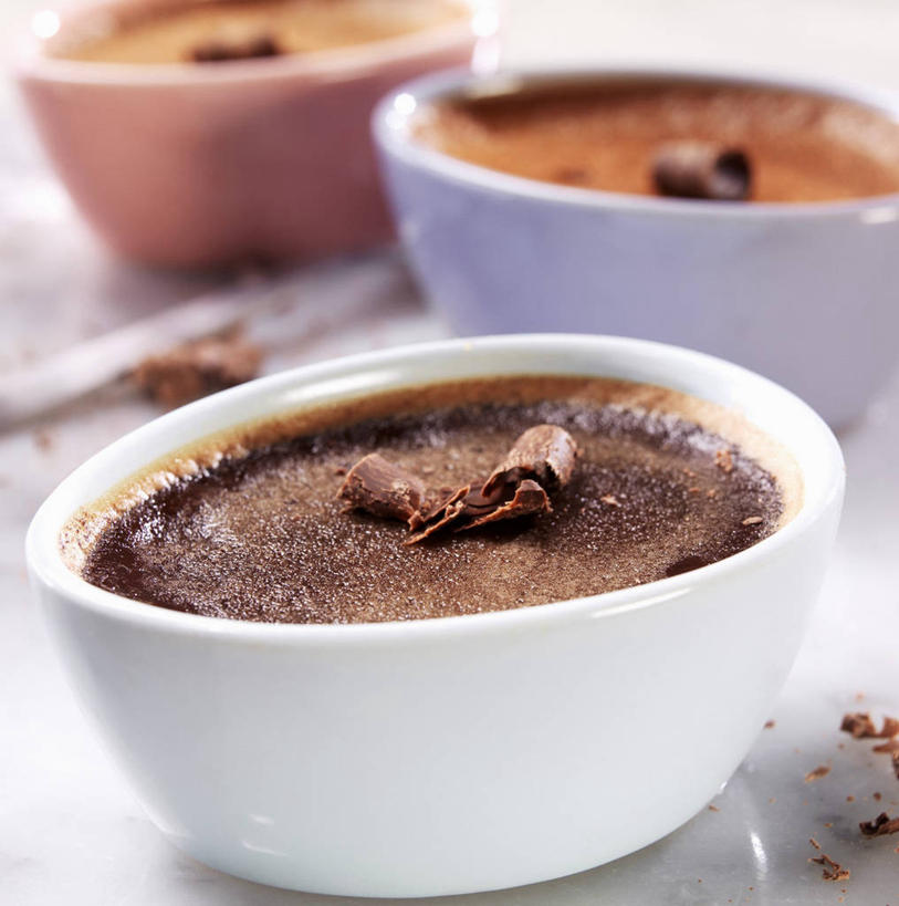 点心,无人,竖图,俯视,室内,特写,白天,餐桌,桌子,阴影,朦胧,模糊,反射,影子,陶瓷,食品,布丁,甜点,甜品,陶瓷制品,食物,三个,容器,碗,果冻,甜食,零食,餐台,储藏,储存,啫喱,彩图,高角度拍摄,贮存