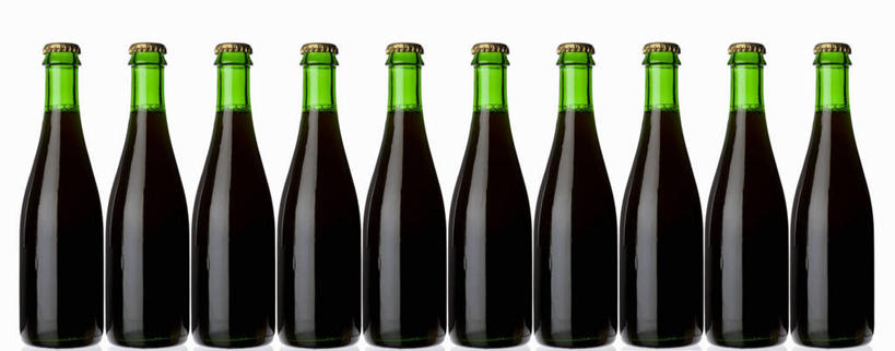 啤酒,无人,横图,室内,特写,白天,白色背景,正面,餐桌,桌子,一排,许多,阴影,整齐,反射,影子,酒类,很多,玻璃制品,酒,酒瓶,饮料,排列,玻璃瓶,瓶子,摄影,影棚,餐台,队列,彩图,影棚拍摄,拍摄