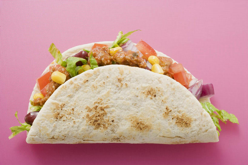 点心,无人,横图,俯视,室内,特写,白天,餐桌,桌子,蔬菜,西红柿,洋葱,阴影,粉色背景,新鲜,反射,影子,食品,文化,饼,小吃,食物,糕点,甜食,摄影,有机食品,绿色食品,影棚,餐台,玉葱,玉米饼,圆葱,洋葱头,球葱,番茄,葱头,彩图,高角度拍摄,影棚拍摄,拍摄