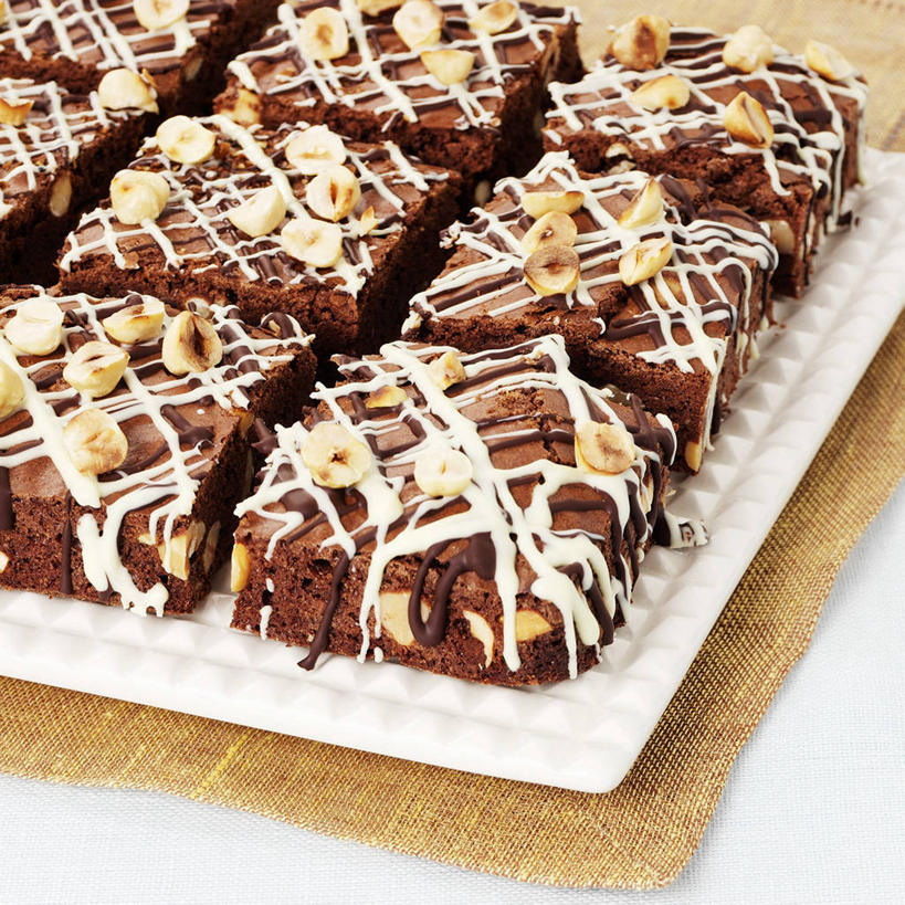 点心,无人,方图,俯视,室内,特写,白天,下午茶,餐桌,桌子,餐具,一排,切开,阴影,整齐,并列,并排,反射,碟子,盘,影子,食品,糖,糖果,坚果,甜点,甜品,果实,食物,糕点,排列,一个,盘子,碟,甜食,干果,巧克力,切,单个,餐台,朱古力,黑巧克力,队列,平行,榛子,剖面,切面,山板栗,彩图,高角度拍摄,蛋糕