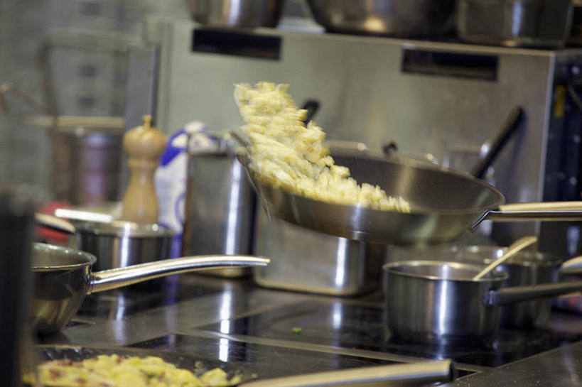 无人,横图,室内,白天,正面,烹饪,厨房,蔬菜,土豆,厨具,金属制品,一堆,许多,堆叠,堆积,朦胧,模糊,新鲜,金属,锅子,食品,很多,锅,食物,有机食品,绿色食品,锅具,堆,灶具,燃气灶,烹饪用具,馍馍蛋,燃气具,烹调用具,洋芋,山药蛋,马铃薯,烹调,彩图,灶间