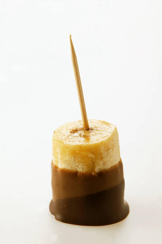 无人,竖图,俯视,室内,特写,白天,白色背景,餐桌,桌子,香蕉,水果,一根,切开,阴影,新鲜,反射,影子,生食,食品,糖,糖果,甜点,甜品,果实,竹签,食物,甜食,巧克力,切,摄影,有机食品,绿色食品,影棚,餐台,朱古力,黑巧克力,剖面,切面,取食签,甘蕉,彩图,高角度拍摄,影棚拍摄,拍摄