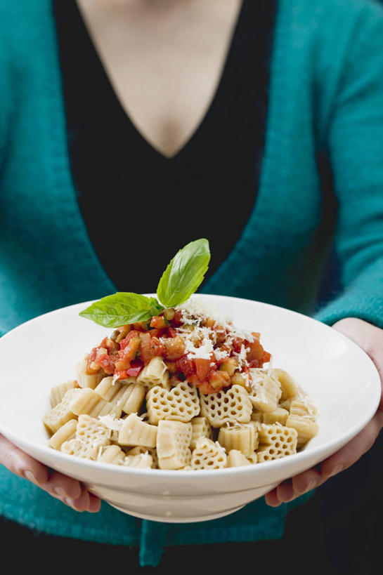 面食,面条,意大利面,西方人,手,一个人,站,捧,竖图,俯视,室内,特写,白天,西餐,植物,蔬菜,西红柿,叶子,欧洲,欧洲人,双手,仅一个年轻女性,仅一个女性,仅一个人,服装,新鲜,陶瓷,调料,酱料,酱汁,面,茄汁,香料,佐料,料理,食品,绿叶,草药,陶瓷制品,调味品,调味料,番茄酱,酱,中药,食物,一个,衣服,容器,碗,香草,站着,手部,嫩叶,西式,服饰,有机食品,绿色食品,单个,储藏,罗勒,衣着,储存,穿着,紫苏,药材,中草药,九层塔,圣约瑟夫草,甜罗勒,兰香,中药材,本草,衣饰,年轻女性,女人,女性,白种人,叶,叶片,番茄,端,端着,捧着,手捧,站立,半身,彩图,高角度拍摄,贮存