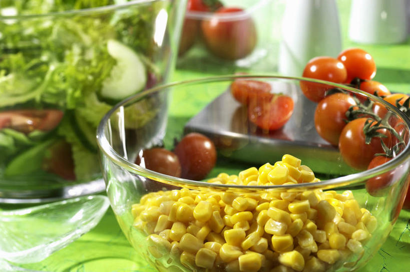 无人,横图,俯视,室内,特写,白天,玉米,餐桌,桌子,蔬菜,西红柿,小番茄,玻璃,一堆,阴影,堆叠,堆积,新鲜,反射,棒子,影子,生菜,莴苣,玉蜀黍,生食,蔬菜沙拉,沙拉,食品,色拉,沙律,玻璃制品,食物,两个,黄色,红色,绿色,容器,碗,有机食品,绿色食品,餐台,色拉酱,储藏,堆,苞米,储存,千岛酱,苞芦,苞谷,春菜,鹅仔菜,莴仔菜,千金菜,包谷,大蜀黍,番麦,薏米包,玉高粱,玉麦,珍珠米,叶用莴苣,小西红柿,樱桃小番茄,珍珠小番茄,樱桃番茄,圣女果,番茄,彩图,高角度拍摄,贮存