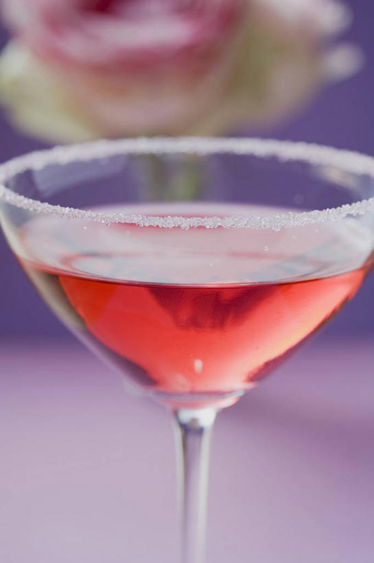 无人,竖图,俯视,室内,特写,白天,餐桌,桌子,杯子,阴影,朦胧,模糊,装饰,盛开,反射,高脚杯,影子,酒类,一杯,花蕾,文化,玻璃制品,酒,花,花瓣,花朵,鲜花,饮料,一个,酒杯,鸡尾酒,花苞,花蕊,调酒,单个,餐台,华丽,修饰,点缀,创造,想象,马提尼,马提尼酒,衬托,美观,雅致,雅观,鸡尾酒杯,玻璃杯,彩图,高角度拍摄